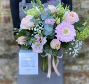 FLOWERS AND CANDLE GIFT SET
