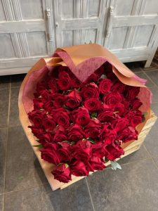 Luxury Roses in Red, Ivory or Pink